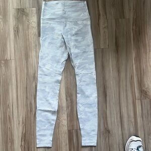 Lululemon Ribbed High-Waisted 28” White Camo Leggings Size:4